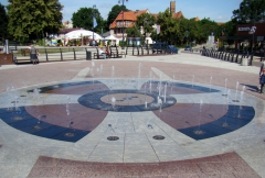 Fontana na náměstí postavená na podstavcích BUZON