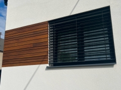 Detail přední fasády domu s dřevěným obložením Techniclic