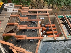 Podkladní konstrukce z podkladních hranolů pro schody na dřevěnou terasu z merbau