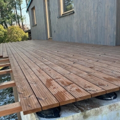 Dřevěná terasa z termoborovice instalovaná pomocí HDS kleští
