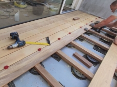 Montáž dřevěné terasy z prken Garapa (montáž shora skrz prkno)