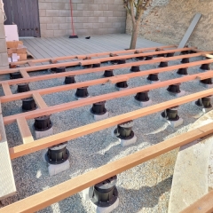 Kostrukce výškově varovnaná pomocí terčů na úroveň betonové části