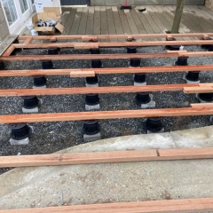 Kostrukce výškově varovnaná pomocí terčů na úroveň betonové části