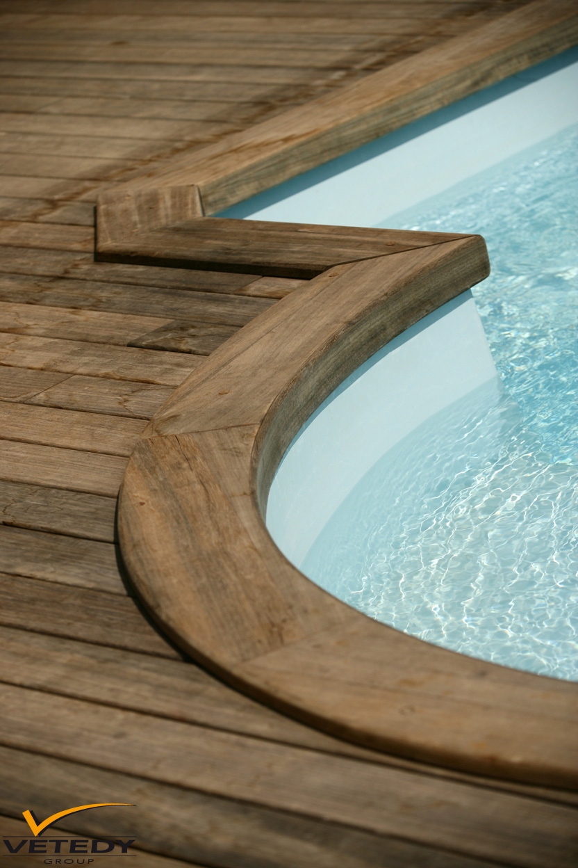 venkovní dřevěná terasa z Padouku Softline u bazénu