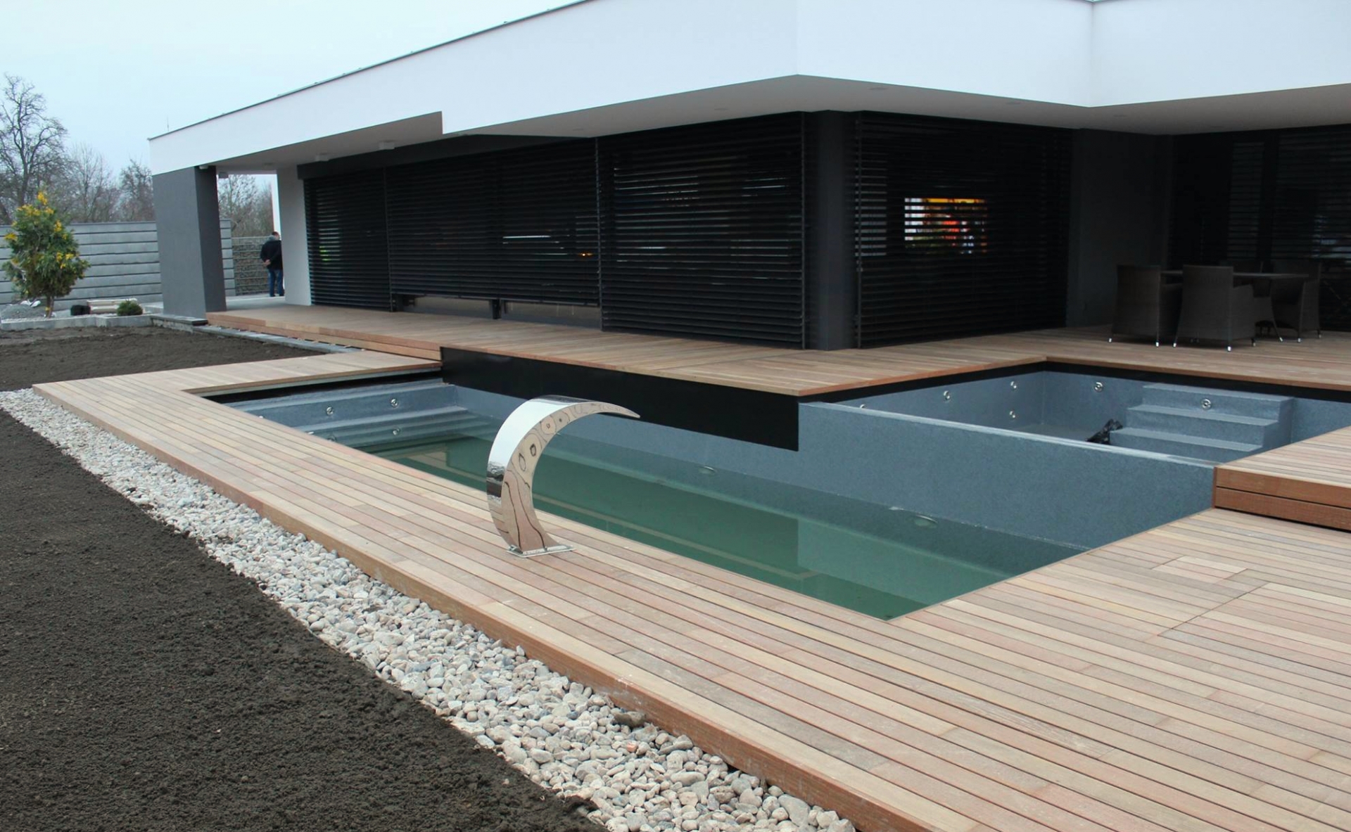 venkovní dřevěná terasa z Ipe Softline u bazénu