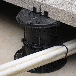 prostor pod terasou lze využít pro rozvody vody či kabely