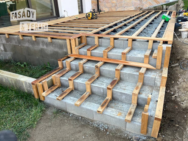 Podkladní konstrukce pro dřevěné schody na terasu z Garapy