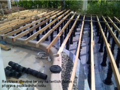 Dřevěná terasa na rektifikačních terčích Buzon