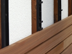 Montáž dřevěné fasády Techniclic Ayous šíře 60mm, mezerníky 10mm