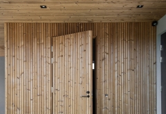 Dřevěné obložení stěn a stropu ze severského smrku ThermoWood Triple Shadow