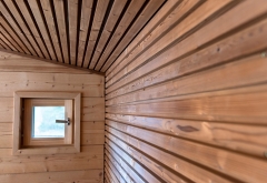 Detail obložení stropu dřevěným profilem Triple Shadow