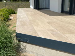 Použití U-TPF pro zakončení terasy (Bohušovice, 2025)