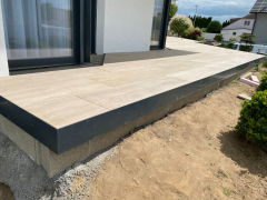 Použití U-TPF pro zakončení terasy (Bohušovice, 2025)