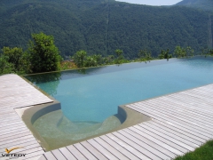 teaková terasa u bazénu