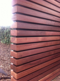 Dřevěný plot z prken Techniclic Padouk (s mezerníky)