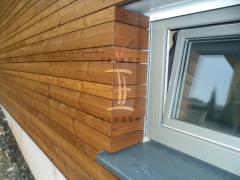 Detail dřevěného obložení kolem okna - severská borovice