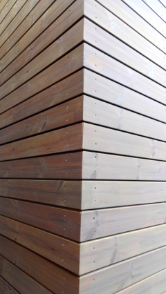 Detail rohu dřevěné fasády ThermoWood SSS Rhombus 20x92 mm