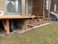 Konstrukce dřevěné terasy postavené na terčích Buzon (realizace 3/2021, Řež)