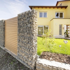 Fasádní prkna lze využít také pro vytvoření plotu