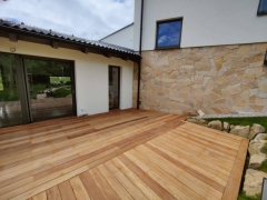 Dřevěná terasa Garapa, Dolní Lomnice, nátěr po 1. roce
