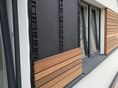Montáž devěného obkladu fasády skrytým uchycením Techniclic, dřevina Ayous, kombinace profilů 100 mm a 60 mm (Semily, 2023)