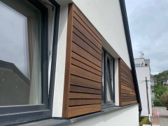 Dřevěný obklad fasády mezi okny, systém Techniclic, Ayous (šíře 100mm a 60mm), Semily (2023)