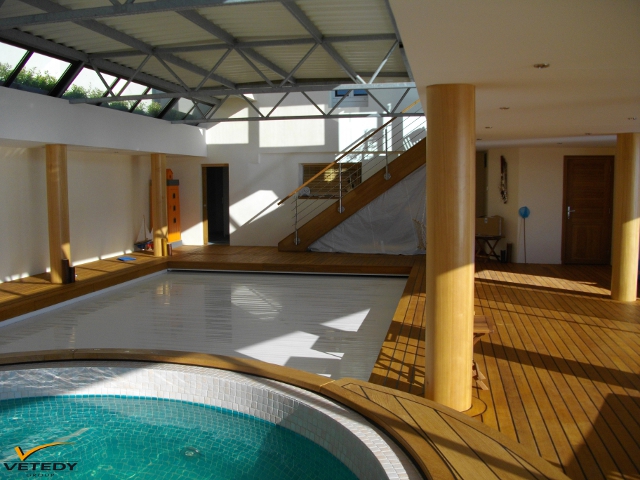dřevěné podlaha z teaku kolem bazénu